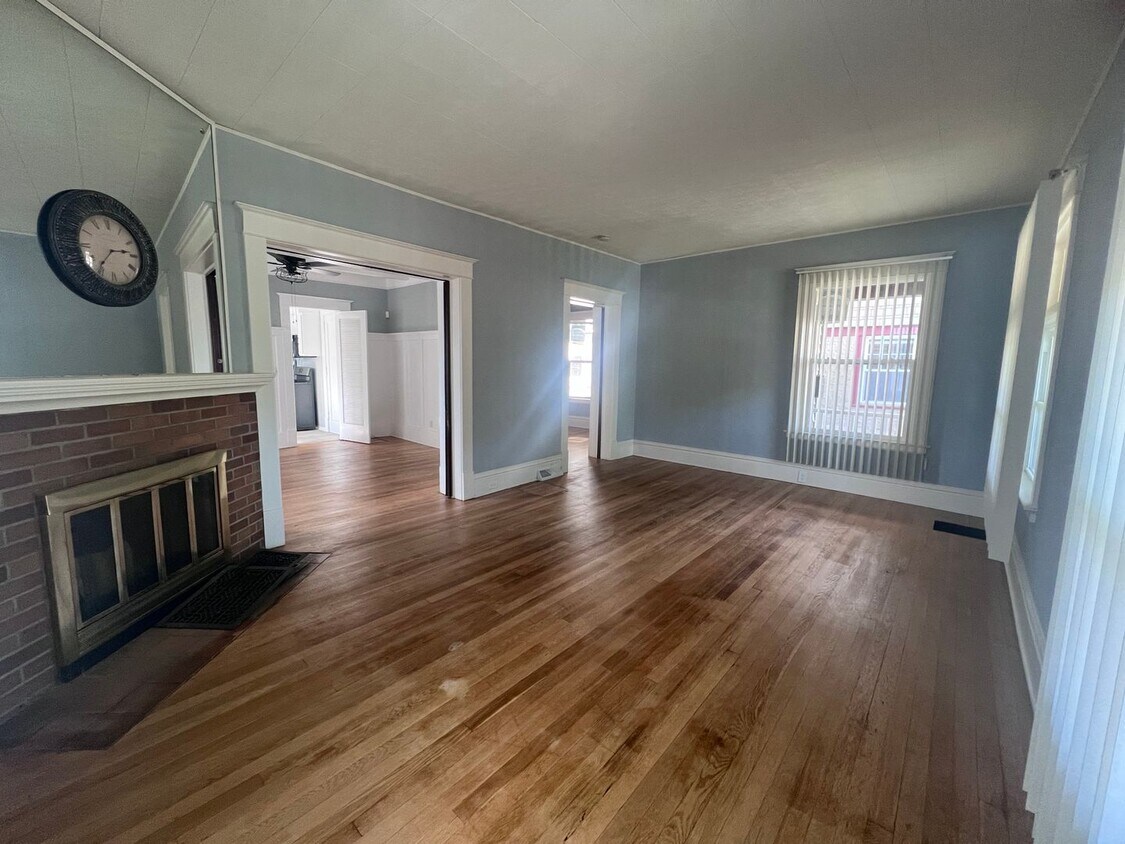 Foto principal - Large Single Family Five Bedroom Home!