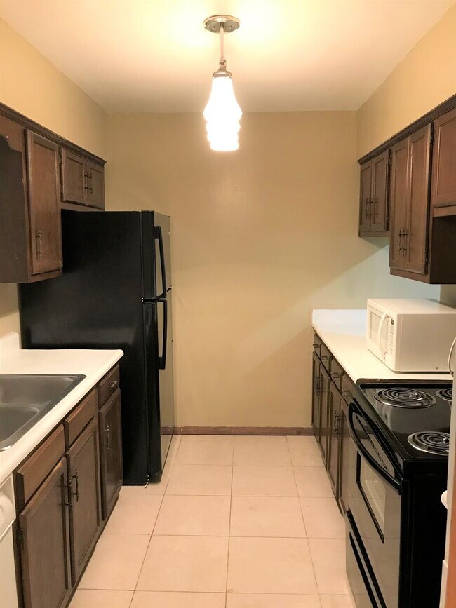 Building Photo - 5 Bedroom Home Walking Distance to FSU! Pr...