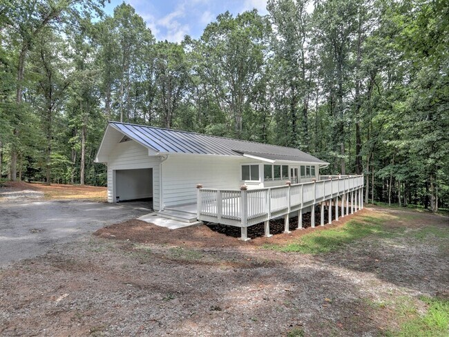 Building Photo - 1233 Roper Rd