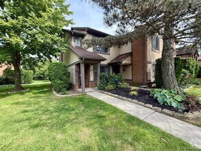 Building Photo - 1550 Meadowside Dr