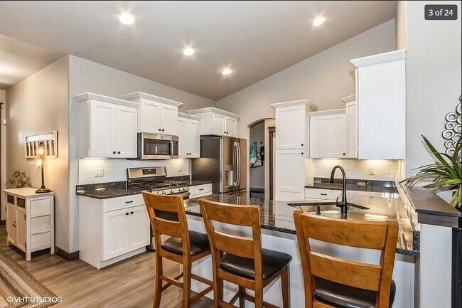 Foto del edificio - 739 Deer View Ave