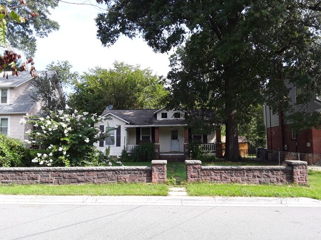 FRONT OF HOUSE - 5022 Quebec St