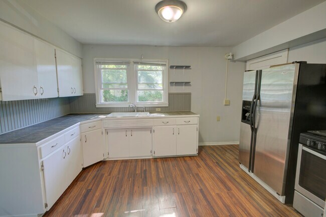 Spacious kitchen - 3945 Van Nest Ave