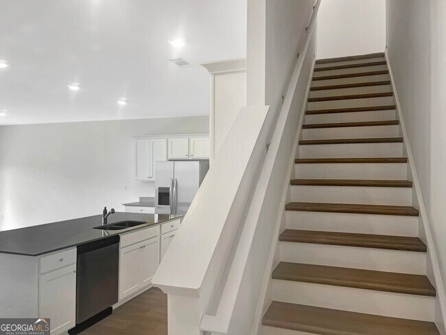 Foto del edificio - 109 Milledge Cmns Dr NE