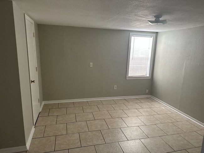 Building Photo - 2 bed 1 bath duplex for lease