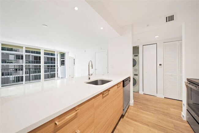 Foto del edificio - 1756 N Bayshore Dr
