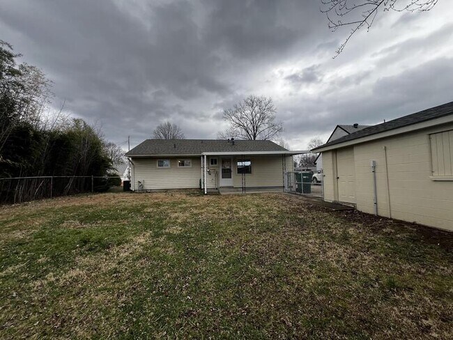 Foto del edificio - 4824 Redstart Rd