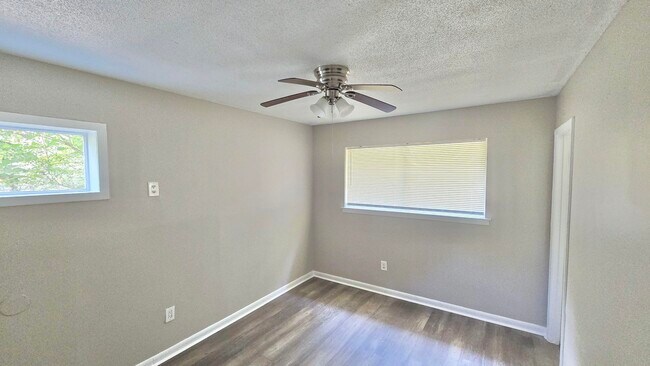 Foto del edificio - 4539 Spring Valley Dr