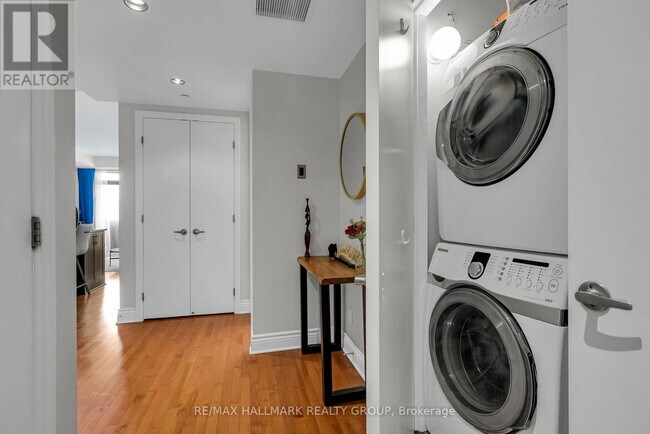 Photo du bâtiment - 808 Bronson Ave