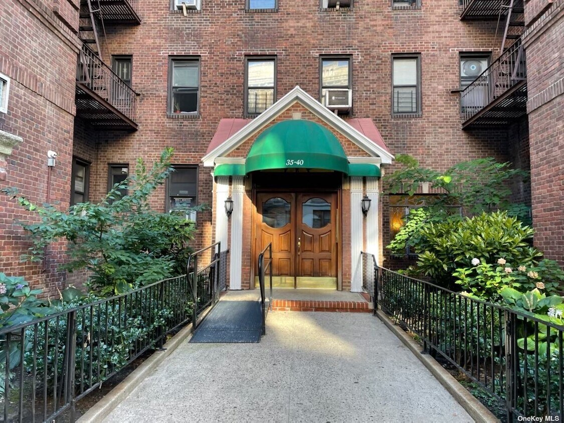 354040 82nd St Unit 4E, Queens, NY 11372 Room for Rent in Queens