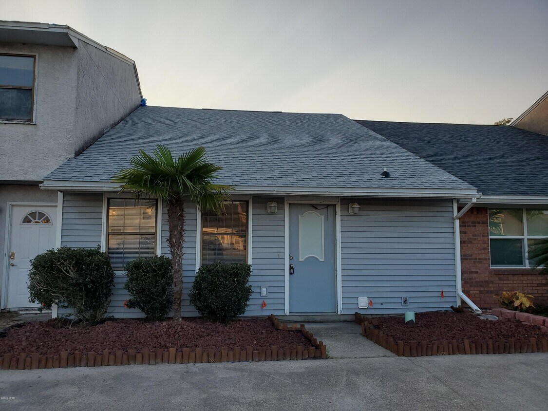 132 Parker Village Cir, Panama City, FL 32404 Townhouse for Rent in