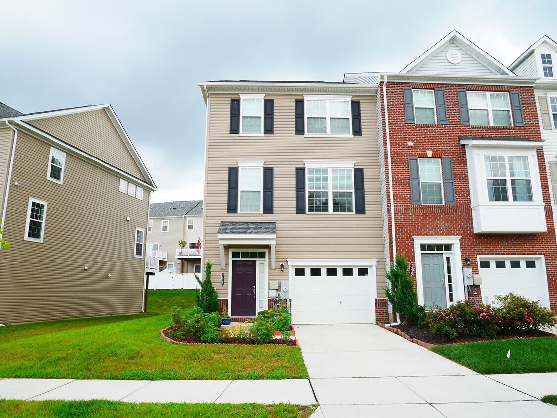 Foto principal - End Unit 3 Bedroom Townhome- Owings Mills, MD