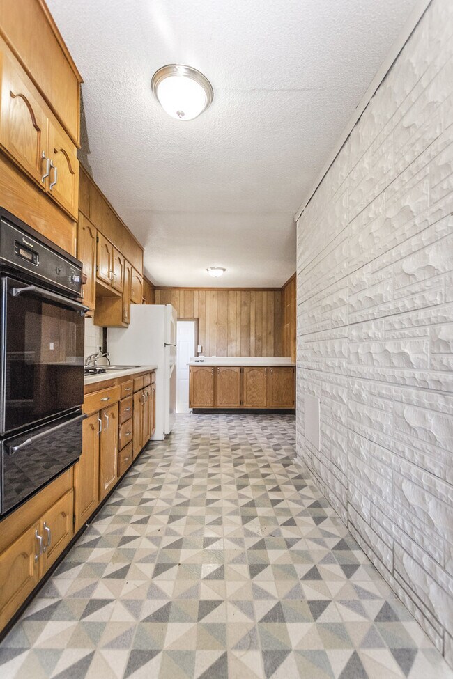 Building Photo - Adorable 2 Bedroom 1 Bath - 2 Stall Detach...