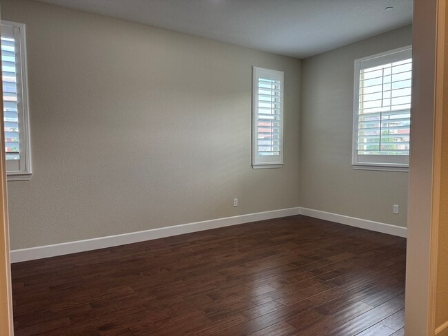 Building Photo - Immaculate Roseville property with solar!