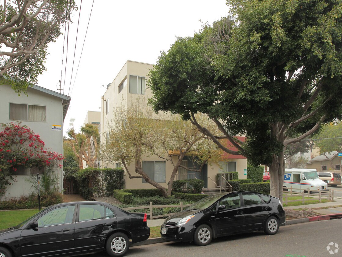 Building Photo - 2402 5th St