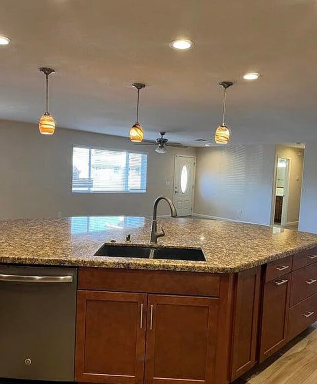 Foto del edificio - 7627 E 4th St