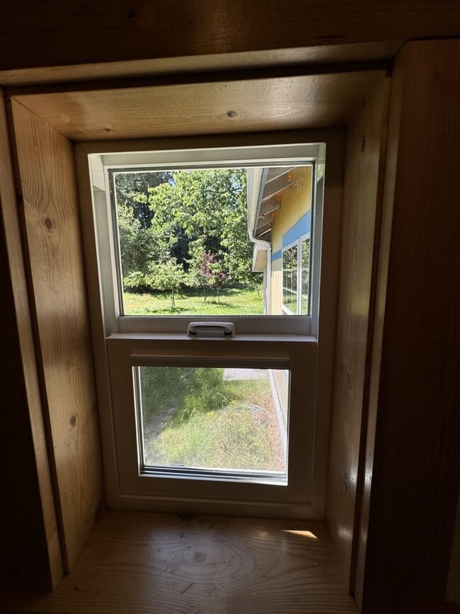 Building Photo - Quaint Studio Loft