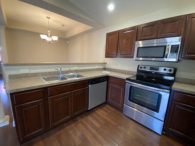 Building Photo - 5640 Irish Way, Unit 211
