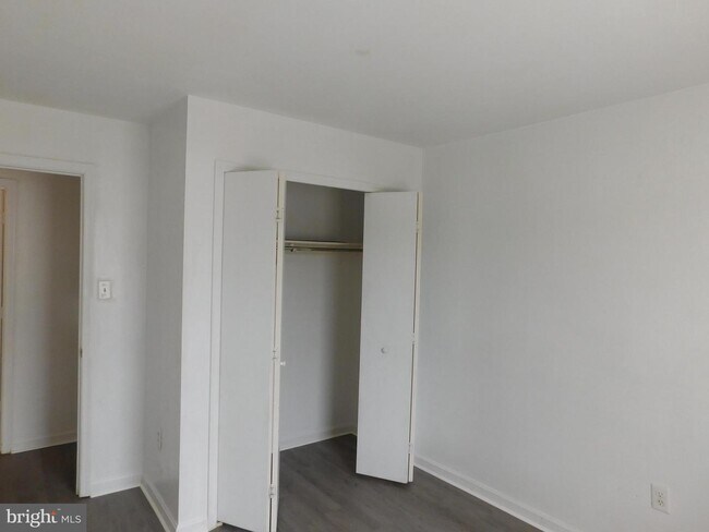 Building Photo - 300 Grosvenor Ln