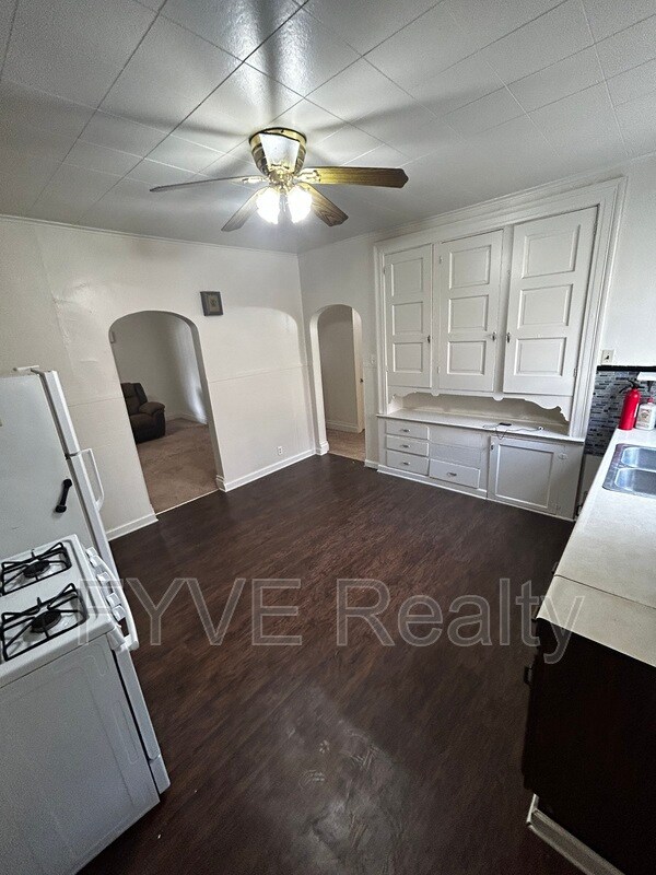 Building Photo - 458 Airbrake Ave
