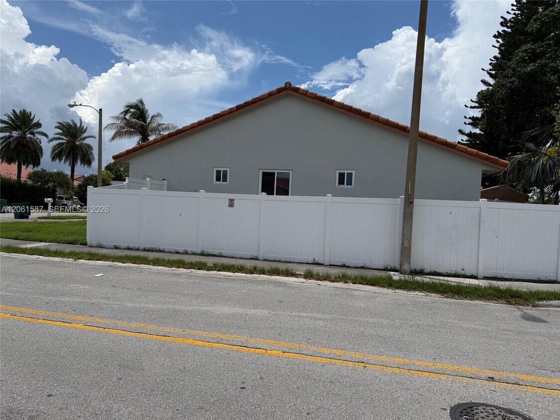 Building Photo - 11686 NW 91st Pl