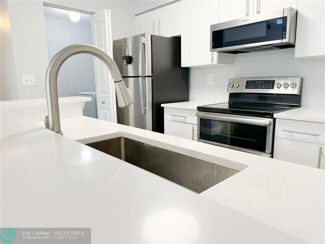 Building Photo - 6020 W Sample Rd