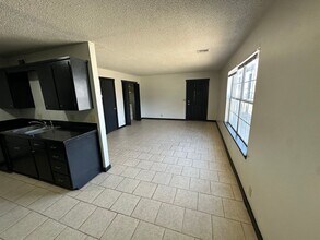 Building Photo - 320 S Wyandotte Ave
