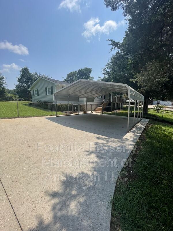 Foto del edificio - 121 Point Lookout Rd