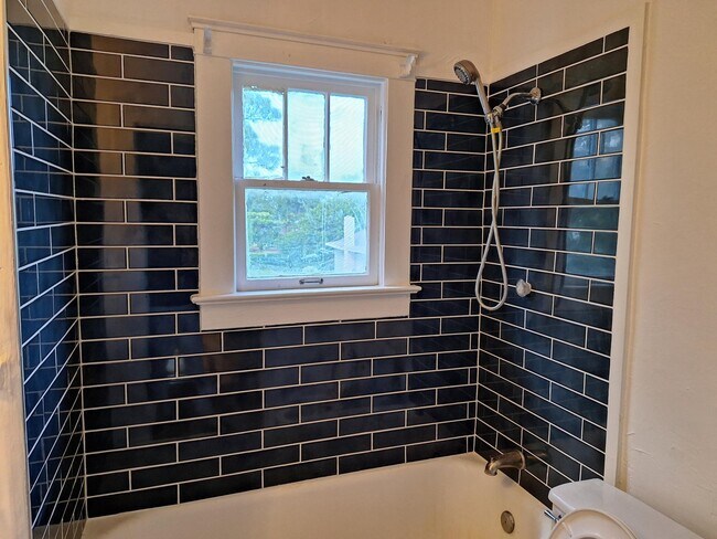 Building Photo - 512 N Seacrest Blvd