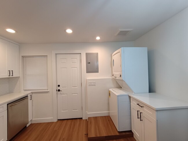 Building Photo - Cozy 2 Bedroom Bremerton Unit Within Walki...