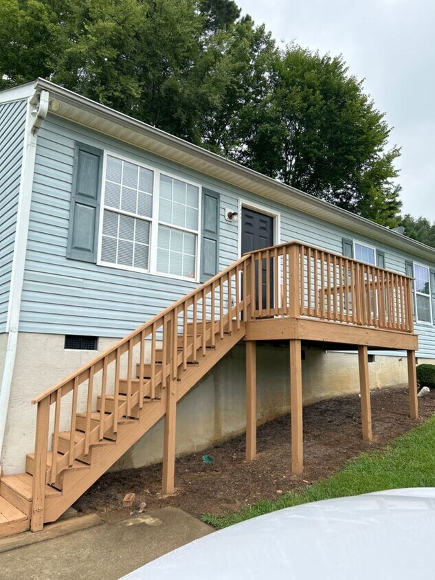 Primary Photo - Freshly Updated 3 Bedroom 1 Bath Home in C...