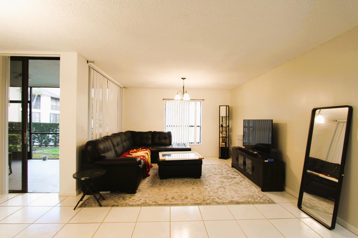 Primary Photo - 2600 Carambola Cir S