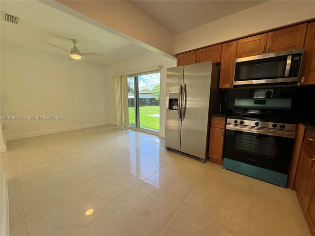 Foto del edificio - 13824 NE Miami Ct