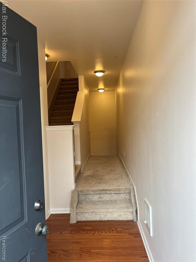 Building Photo - 3255 Camden Dr