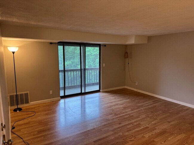 Building Photo - 2 Bedroom Condo for Rent - Tyngsboro