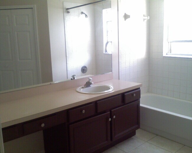 Foto del edificio - 2123 New Victor Rd