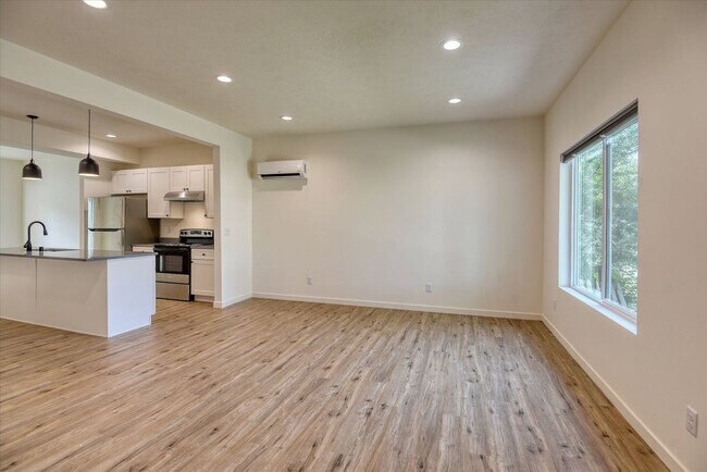 Foto del edificio - E. 7th Duplex