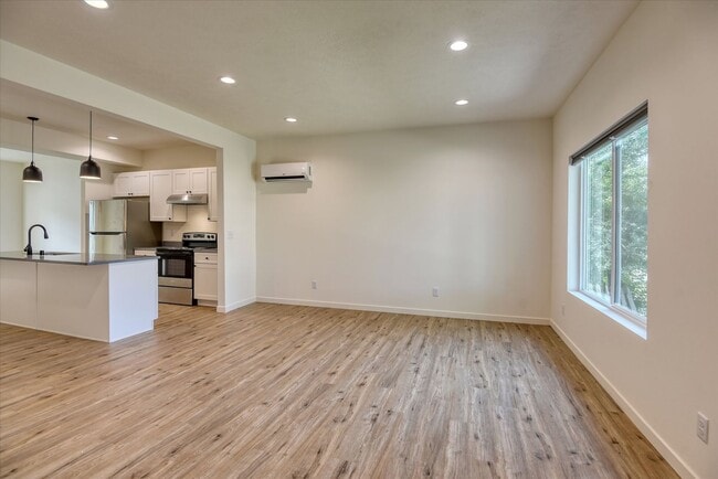 Building Photo - E. 7th Duplex