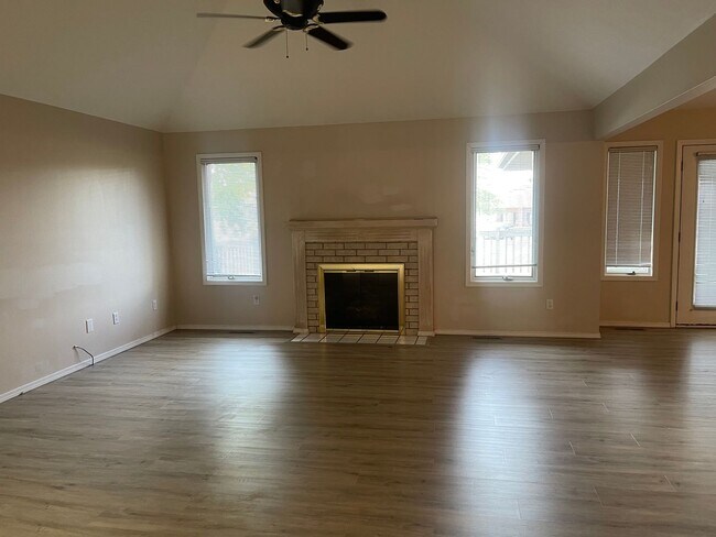 Foto del edificio - BEAUTIFUL Spacious home with an open floor plan in a great area!