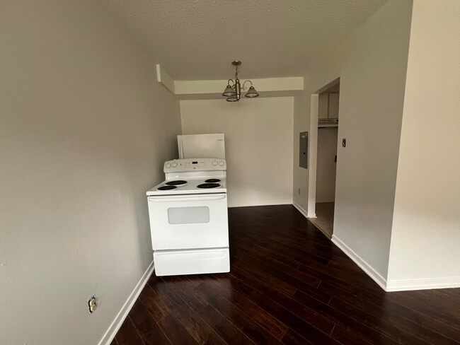 Building Photo - 1 Bedroom 1 Bath Lower Level Apartment available in Mississauga