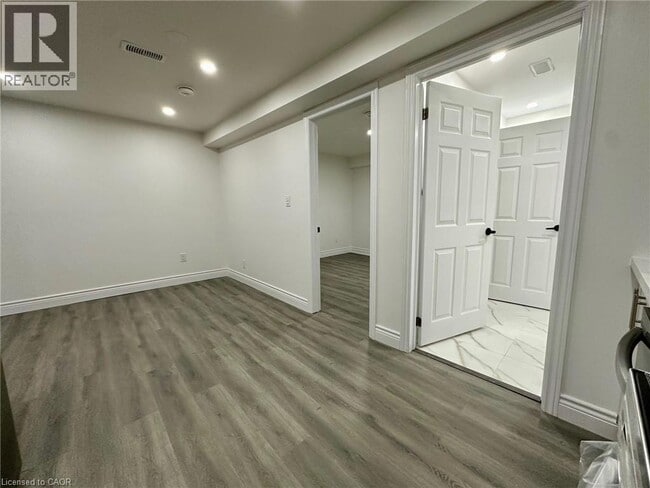 Building Photo - 21 Thames Wy