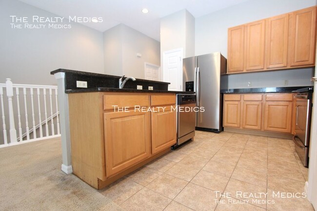Building Photo - Cozy 3 BR / 2.5 BA Duplex
