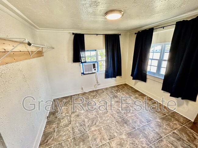 Foto del edificio - 700 1/2 W 16th Street (BILLS PAID- not inc...