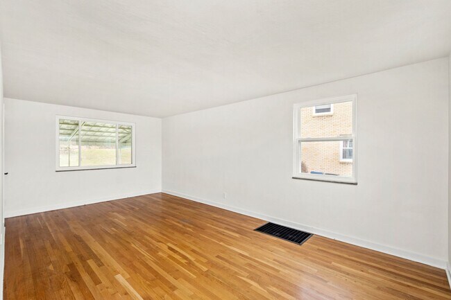Foto del edificio - AVAILABLE JULY 1ST!! Don't miss this STUNNING 3 BEDROOM IN MCCANDLESS!!