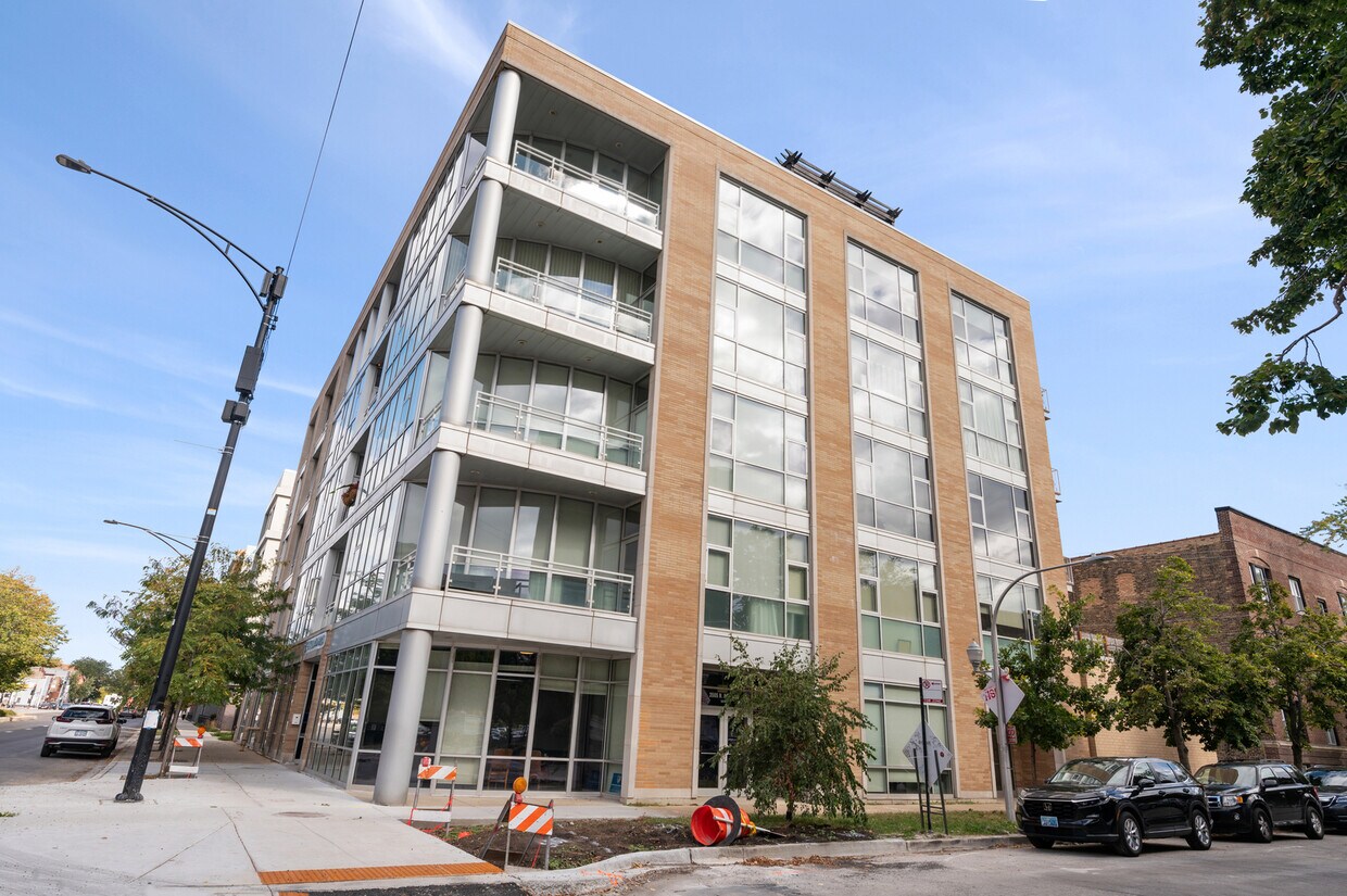 Primary Photo - 1550 W Cornelia Ave