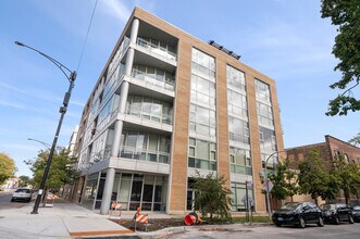Building Photo - 1550 W Cornelia Ave