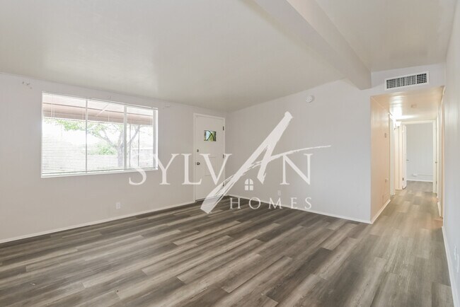 Foto del edificio - Recently upgraded brick home ready to rent!
