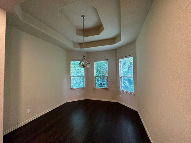 Building Photo - 4 bed 2 bath Forest Hill home