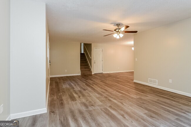 Foto del edificio - 8050 Sumit Wood Dr NW