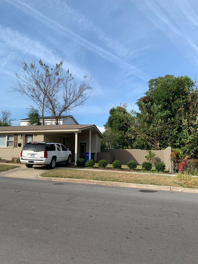 Foto del edificio - Updated 3 Bedroom, 1 Bath House Close to t...